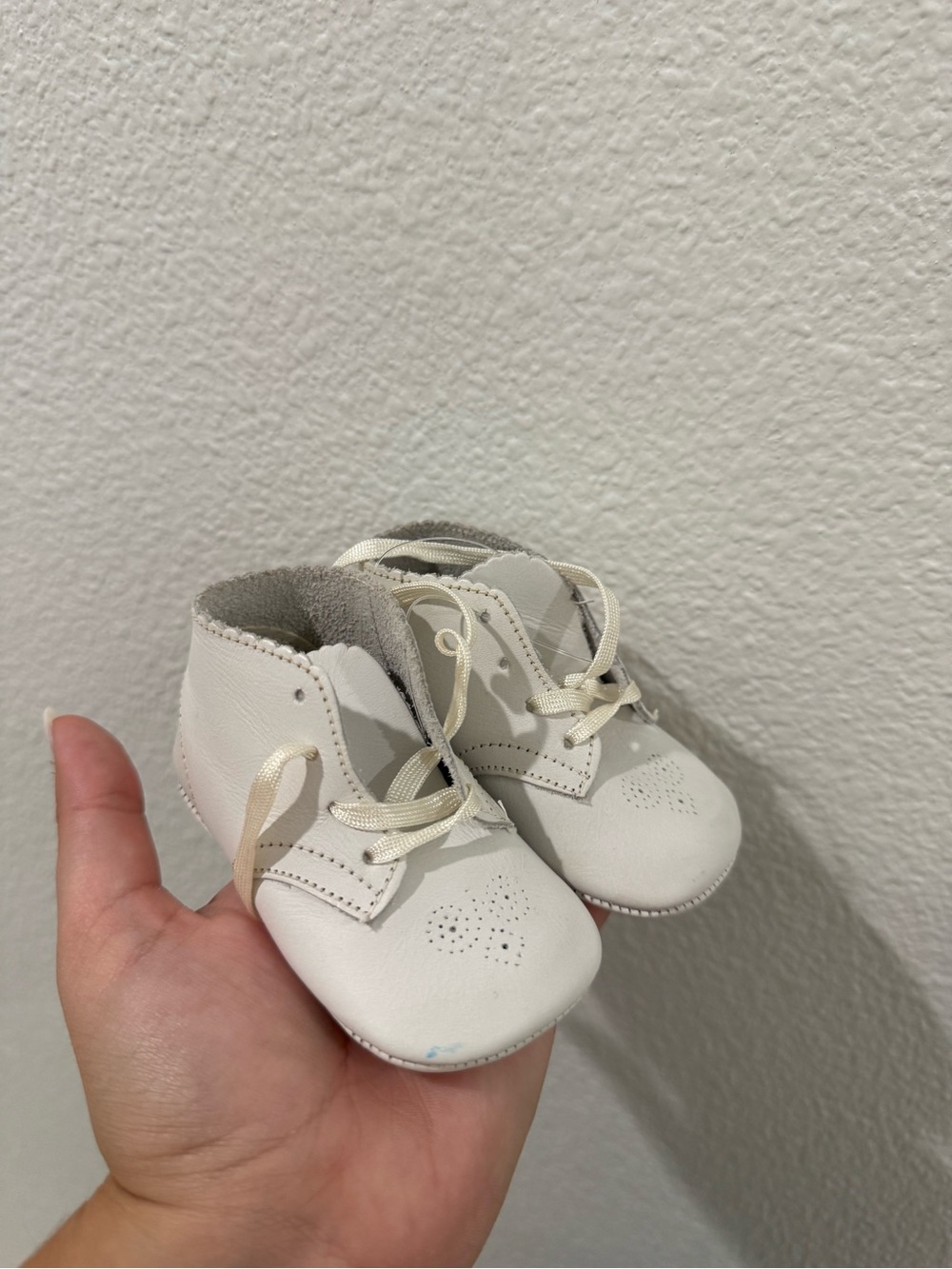 Good condition Vintage & Classic White Baby Booties - Lace-Up